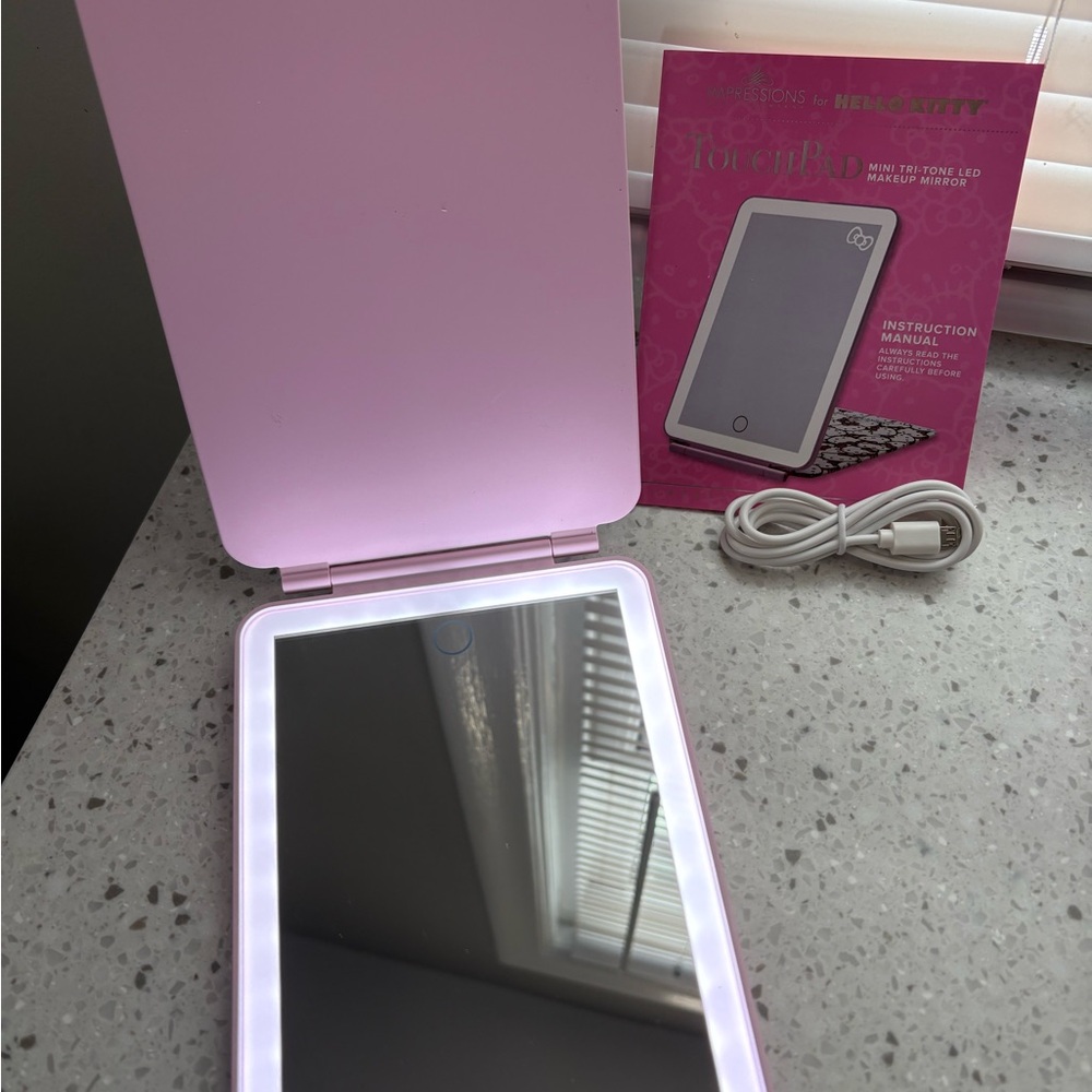 Hello Kitty TouchPad Mini Tri-Tone LED Makeup Mirror - Picture 4 of 7